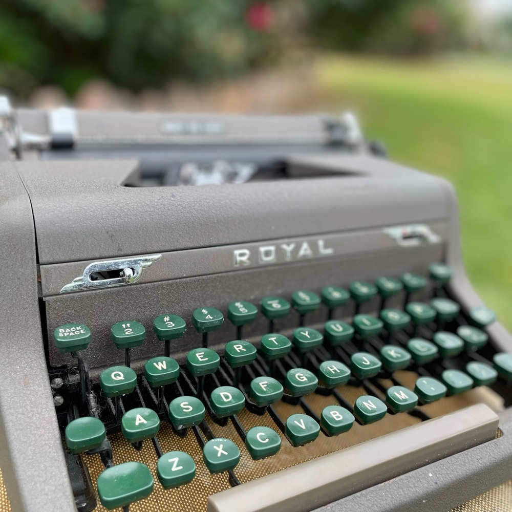 Royal -quiet de luxe- vintage typewriter